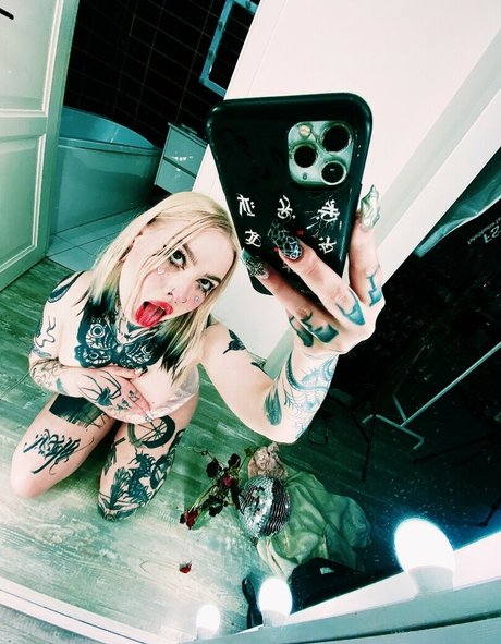 dariamilk naked star pic