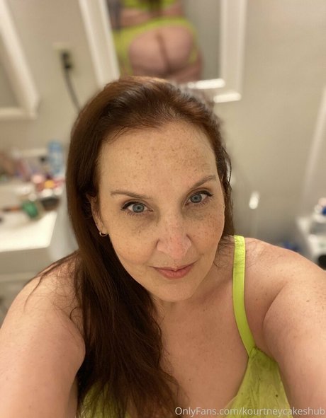 kourtneycakeshub erotic model pic