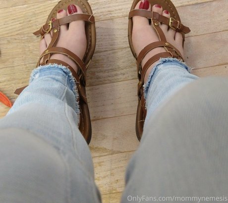 mommynemesis model perfect image