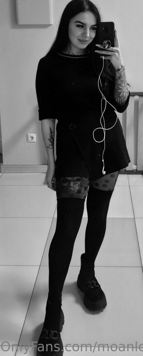 moanlouder model pretty pic