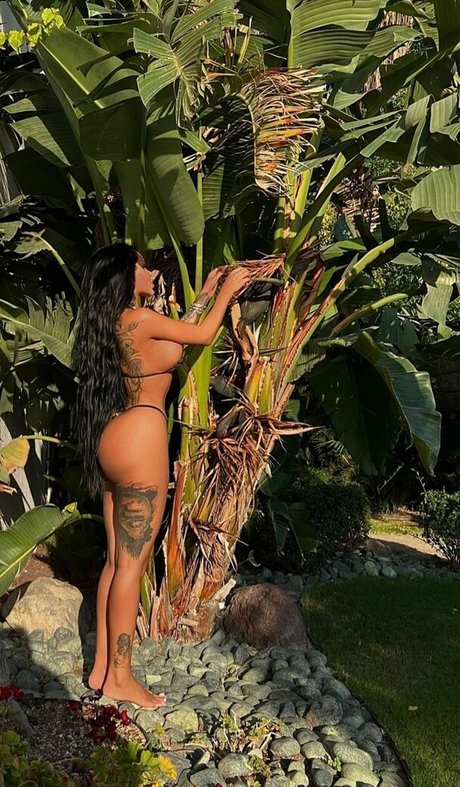 enisesudeofficial nude star photos