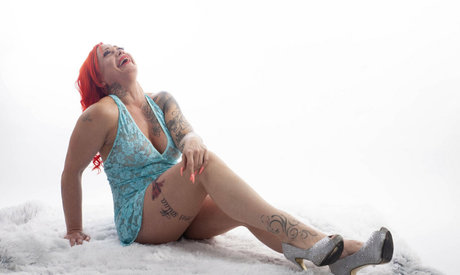 loving queent art actress pics