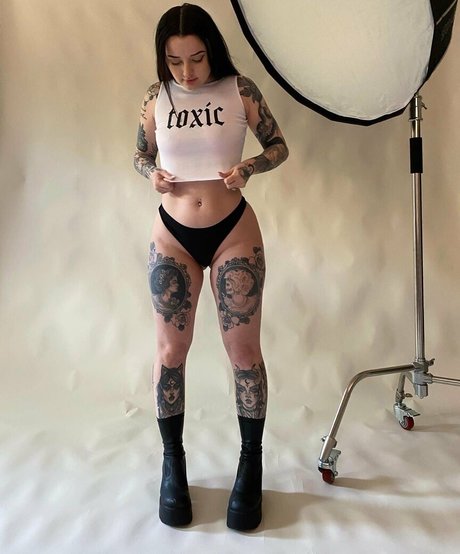 Aprilalex666 naked model image