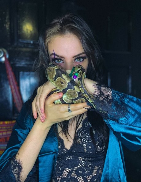 Midnight rav3n model hot pic