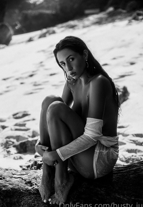 busty ju exclusive star img