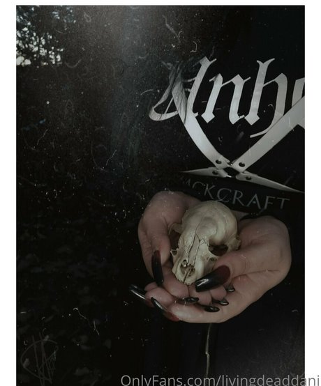 livingdeaddani naked actress image