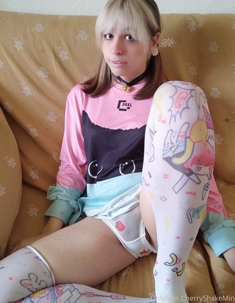 CherryShakeMin naked model pics