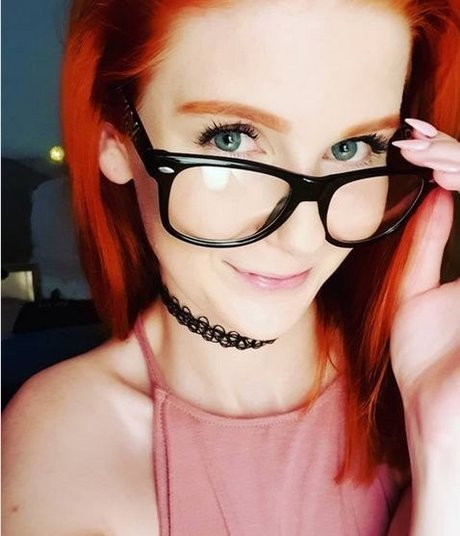 LittleBee pornstar sex gallery