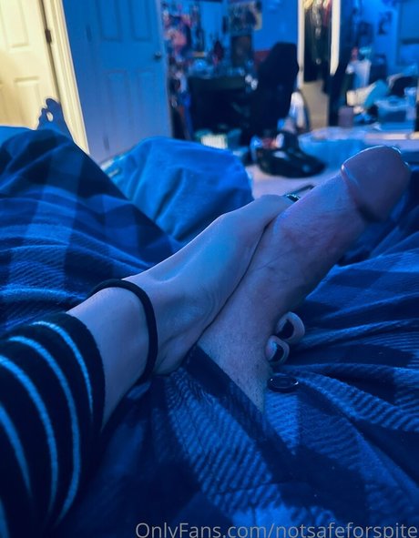 notsafeforspite nudes model pic