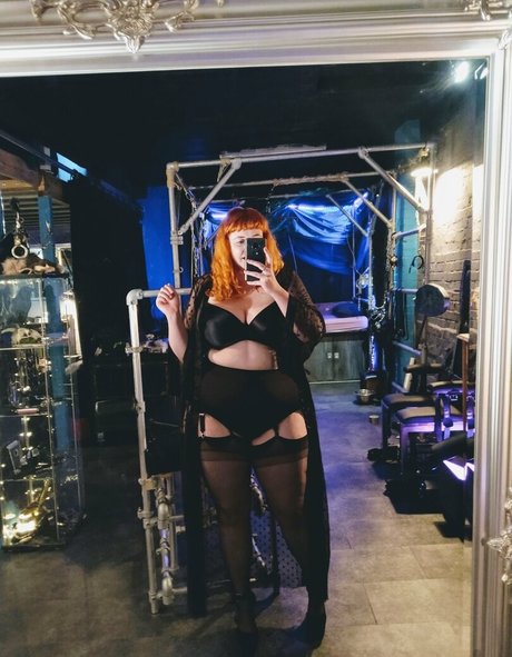 curvyameliafree adult model archive