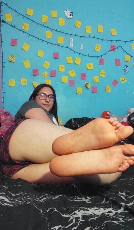 thawniefeet pornstar nude image