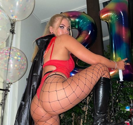 simsyyy__ model art photo