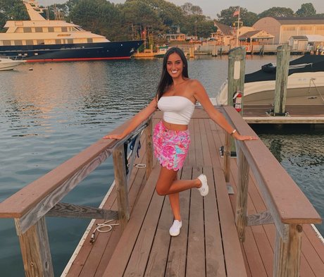 Taylor Alessi nude star img