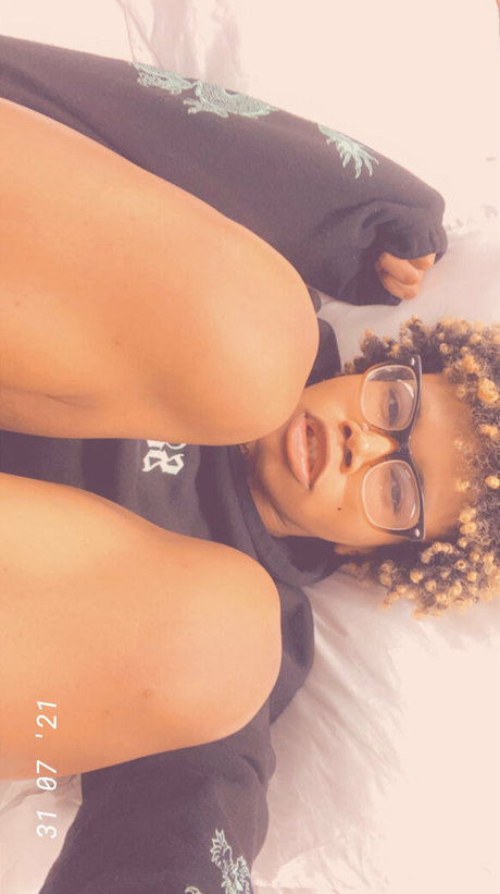 cloudyvi_ pornstar erotic pics