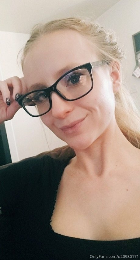 Elle Dainty nudes star image