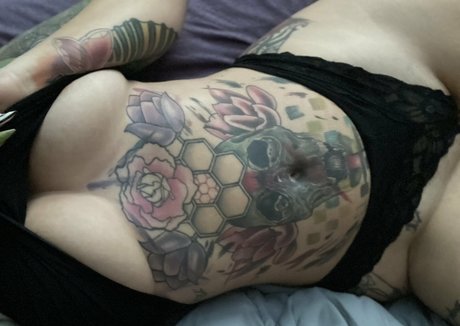 Mikaylax naked model image