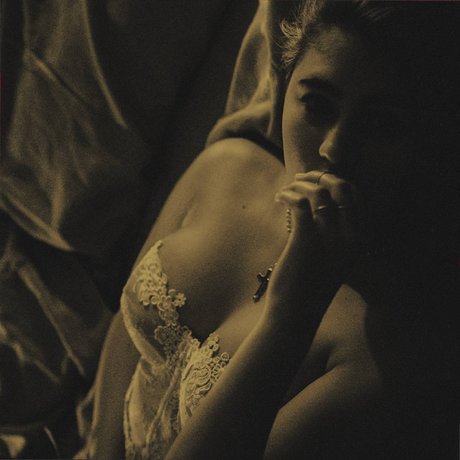 brunette petite onlyfans naked image