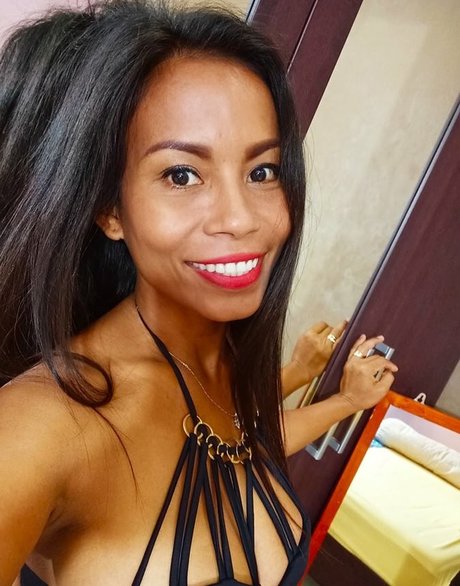 PaulaThai erotic model photos