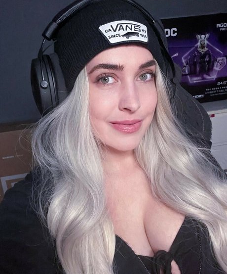 Copycatish beautiful actress pics