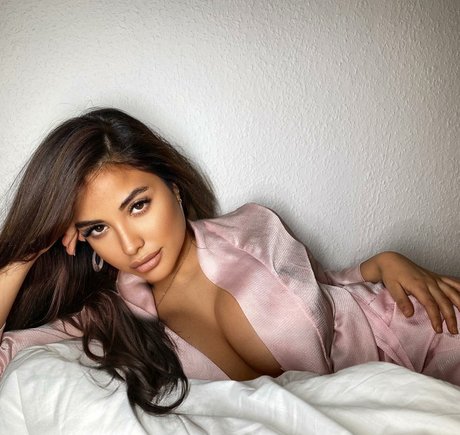 Helia Soltani model nude img