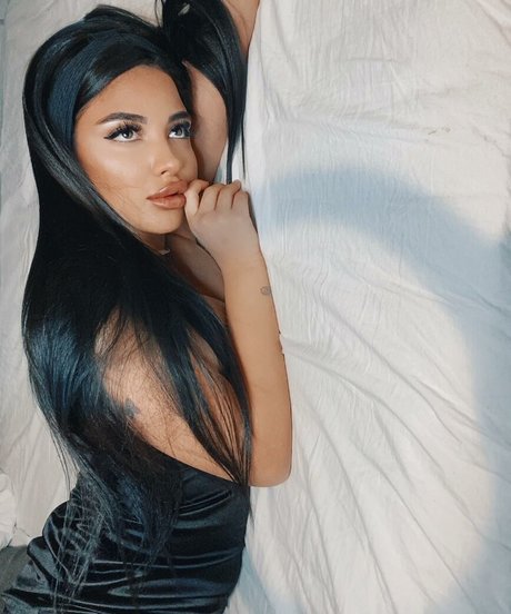 Helia Soltani star top picture