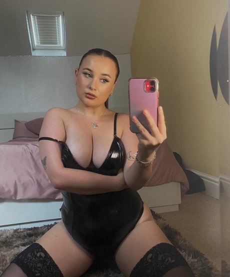 Leanne Campbell hot actress pictures