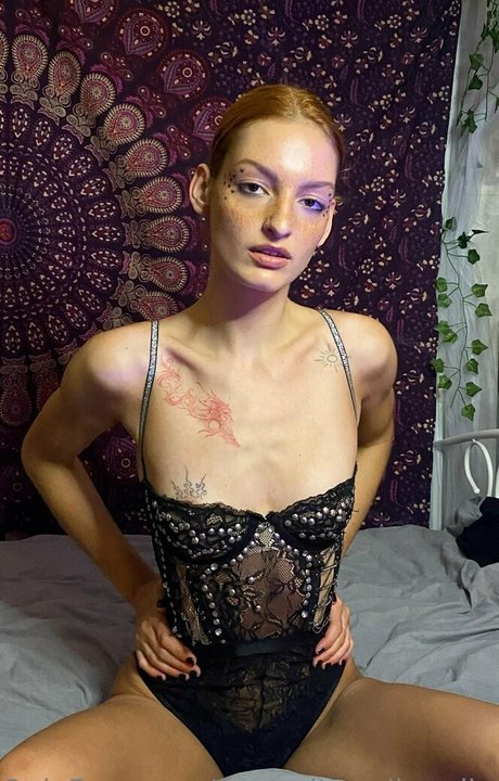 favouriteredheadbella exclusive star image