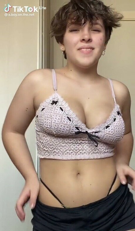 Taqueloe star nude photo