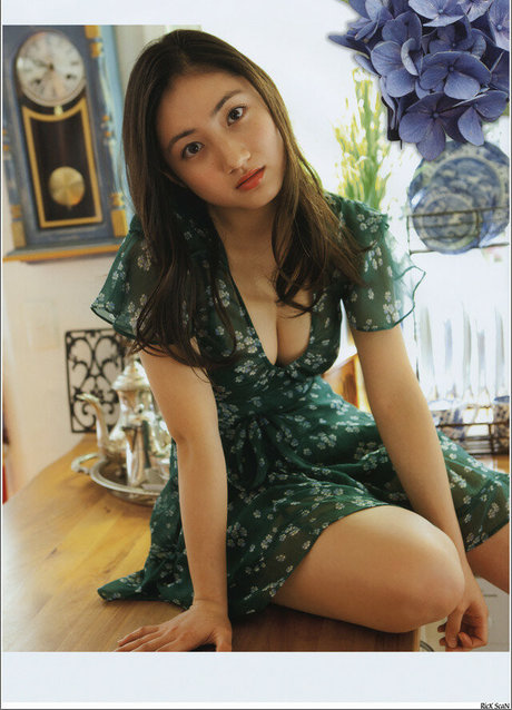 Saaya Irie model hot img