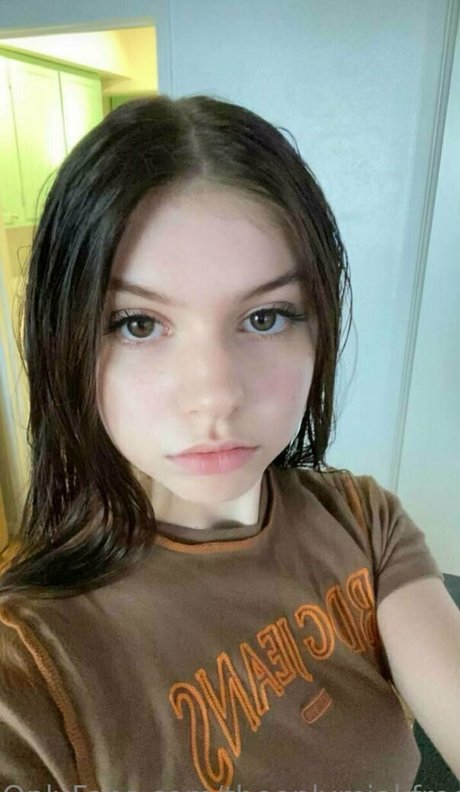 theonlymiakfree pretty model pic