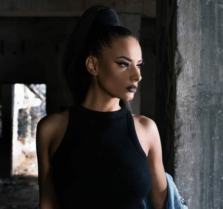 AndreeaNicoletaDinu star nude images