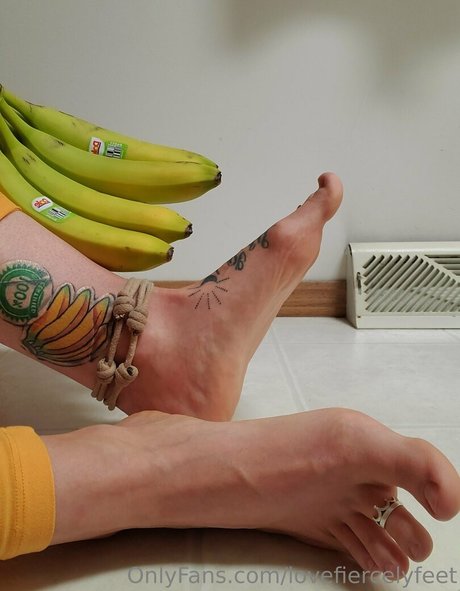 lovefiercelyfeet hot model pic