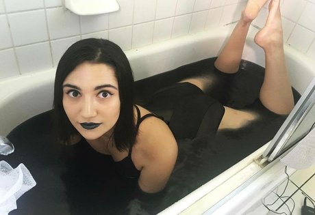 Safiya Nygaard nude model galleries