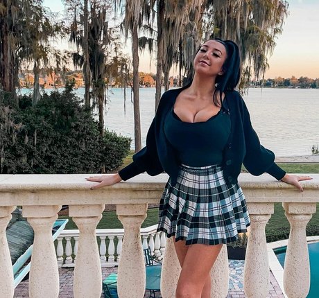 Olivia O art model picture