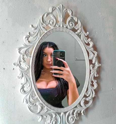 Olivia O model top pic