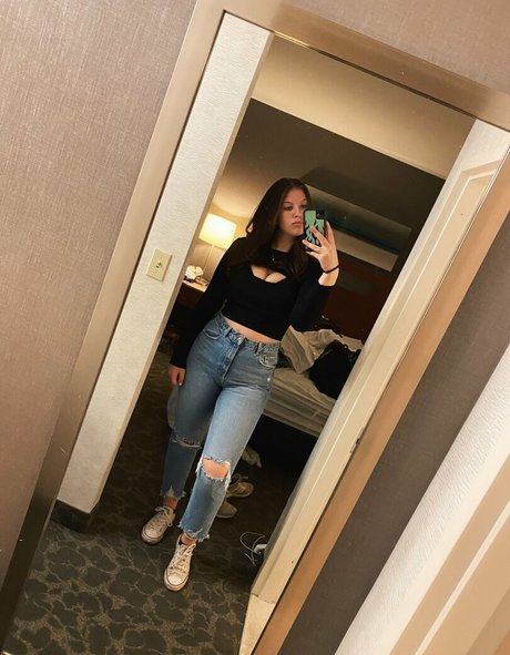 Alana Z model pretty img