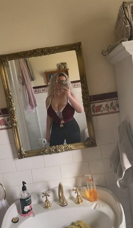 Emily J naked model photo