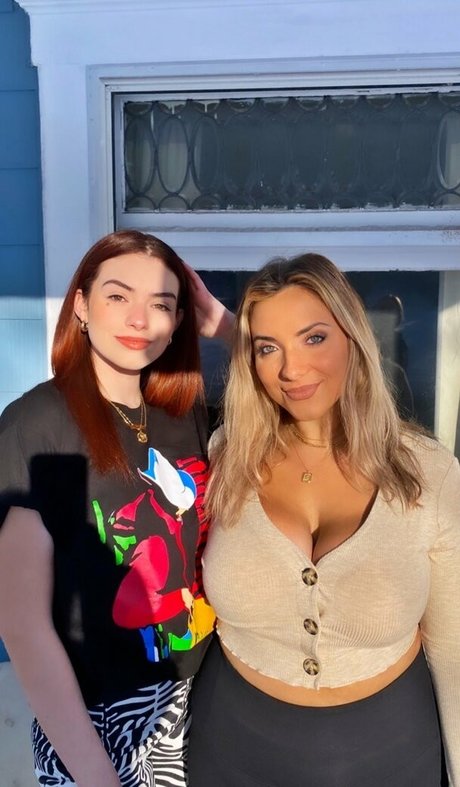 Emily E xxx model img