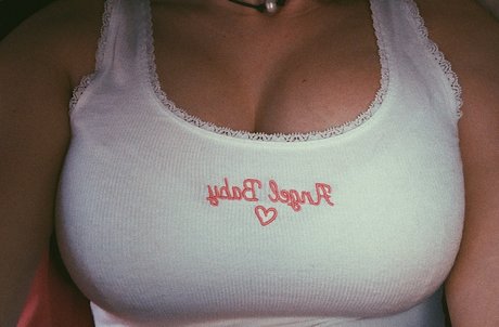 Hannah V model adult picture