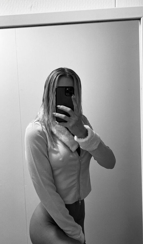 Isabel Ditlevsen naked actress pic