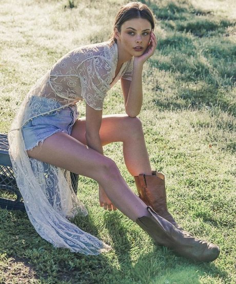 Meika Woollard star exclusive photo