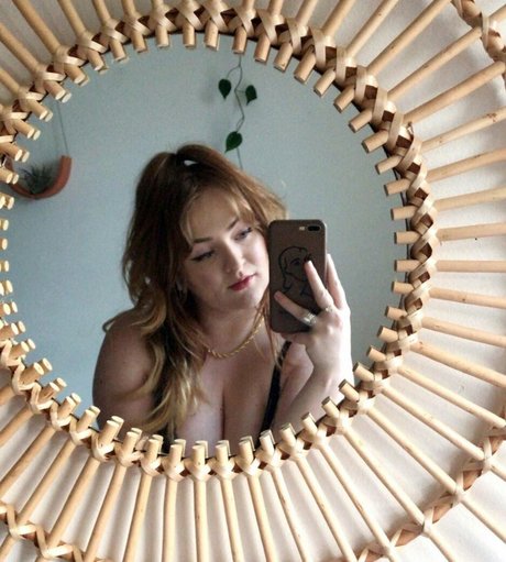 Cayley M star hot pics