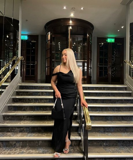 Beth Riva model porn pic