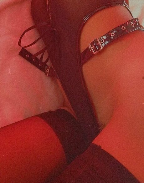 eeebydeeeby hot star pic