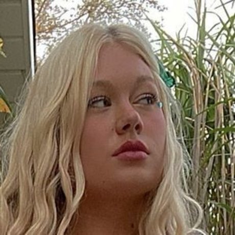 emmalyniswildz erotic model archive