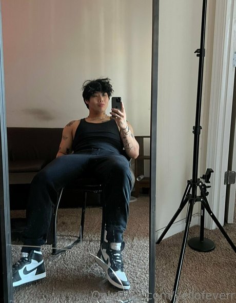 yellofeverr free model pics