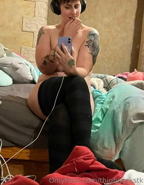 thighsockstk model nude pic
