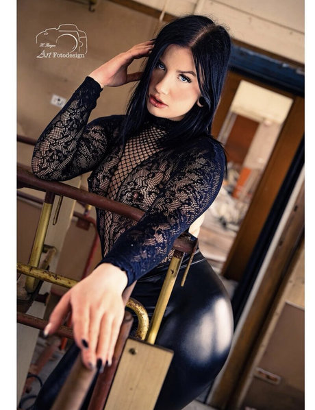 Shitboxmommy erotic model picture