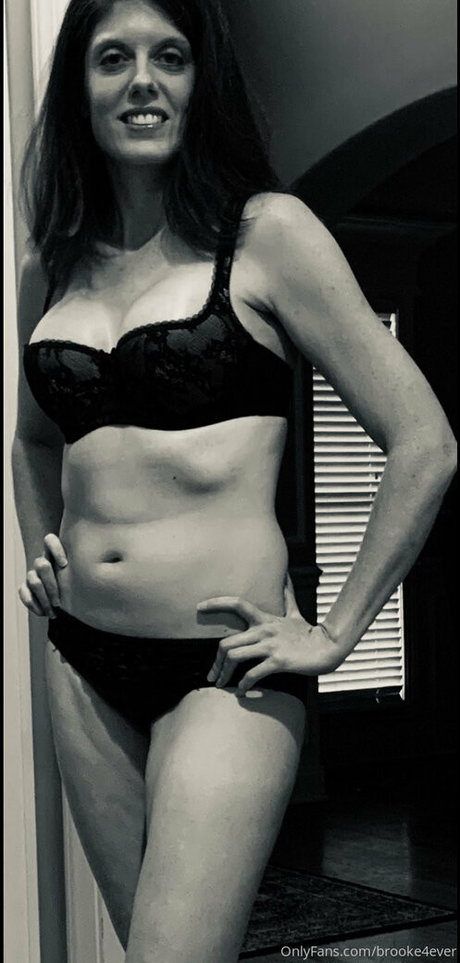 bustybrooke1 nudes model gallery