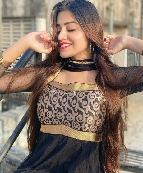 Simran Kaur Hundal model best img